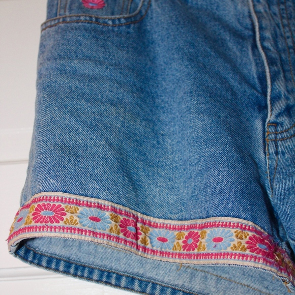 floral embroidered vintage jean shorts - Picture 4 of 5